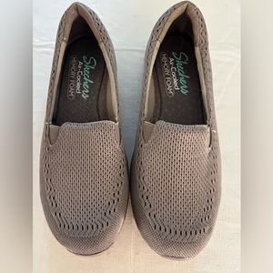 Women’s slip on sketchers size 7